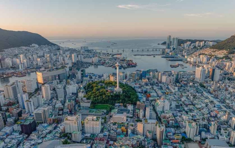 용두산공원 부산타워와 남포동·중앙동 원도심, 멀리 부산항대교까지 보이는 항공 전경