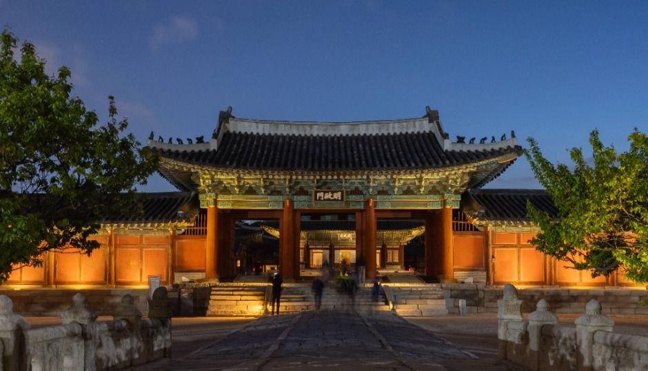 불빛이 켜진 창경궁 정문 앞 박석 길과 전각