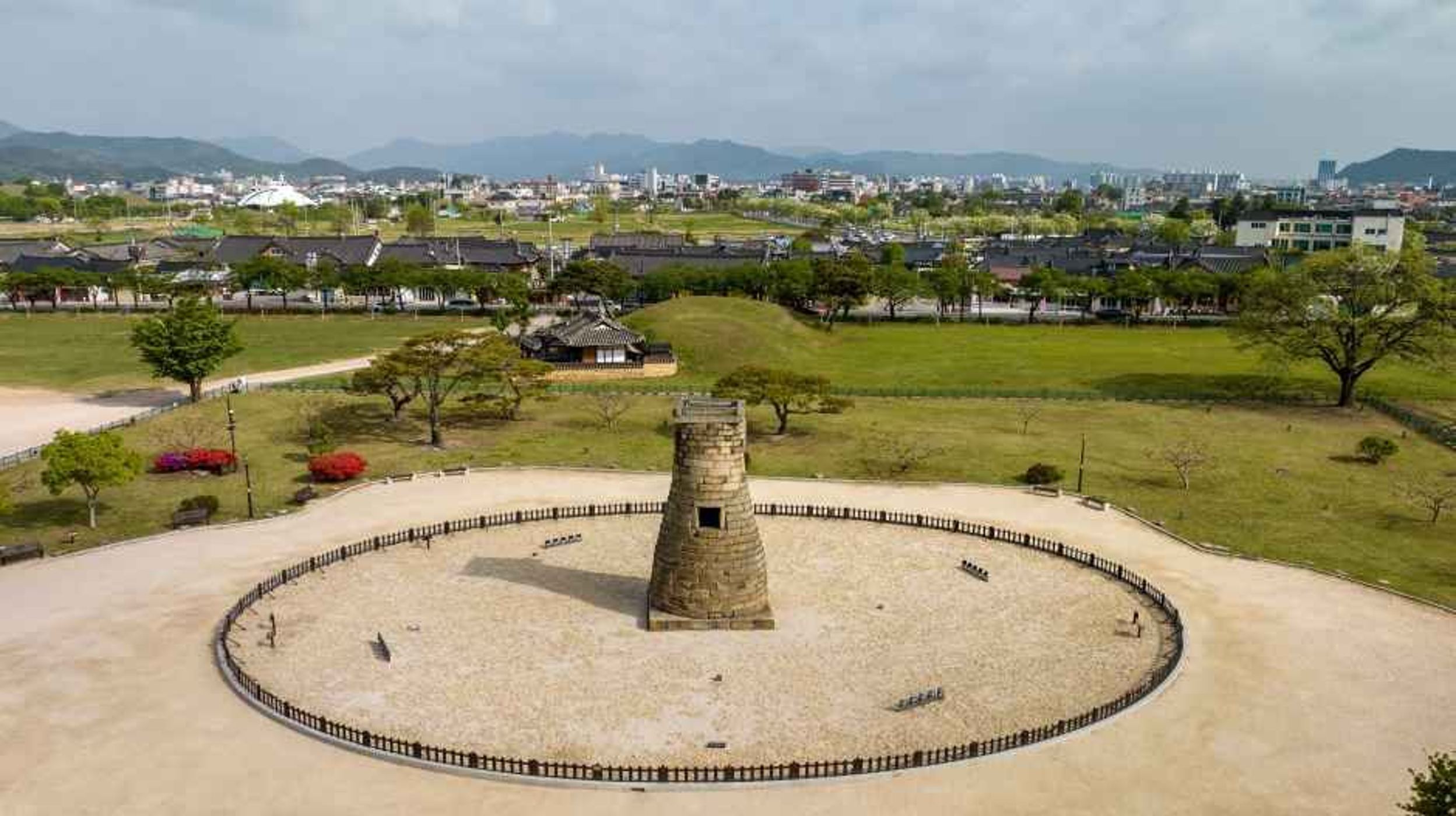 첨성대와 그 주변 원형 산책로, 경주 시가지를 위에서 내려다본 모습