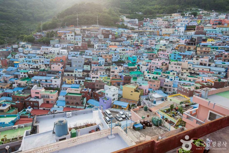 산비탈을 따라 색색의 집이 이어진 부산 감천문화마을