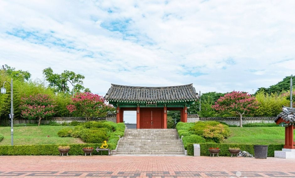 강릉 오죽헌 입구와 전통 기와문