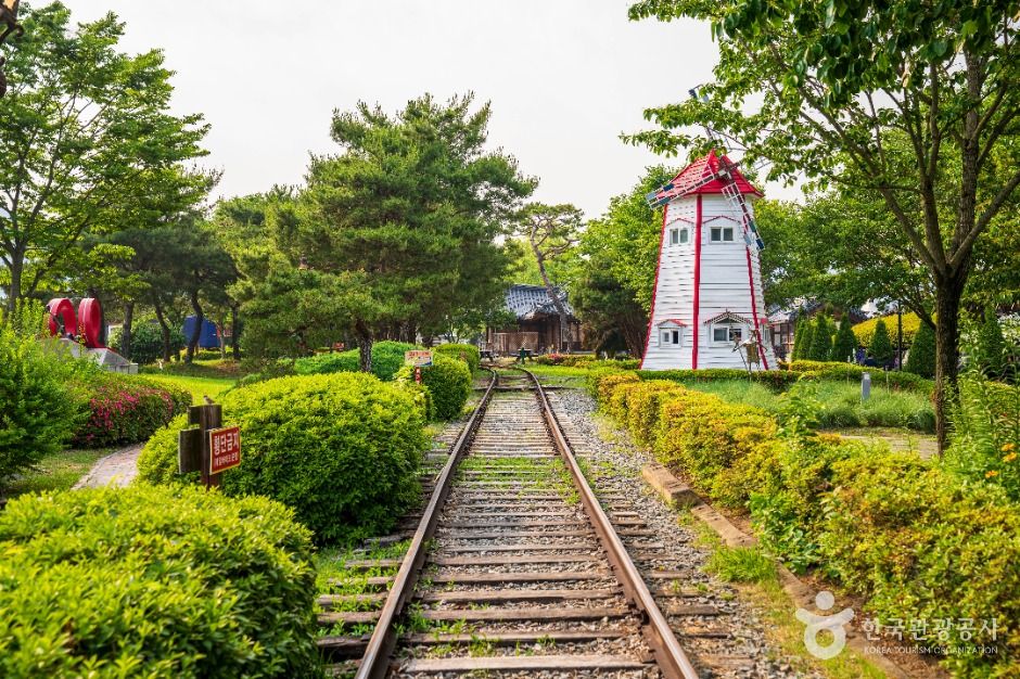 섬진강기차마을 대관람차와 알록달록한 GOKSEONG 조형물, 맑은 가을 하늘