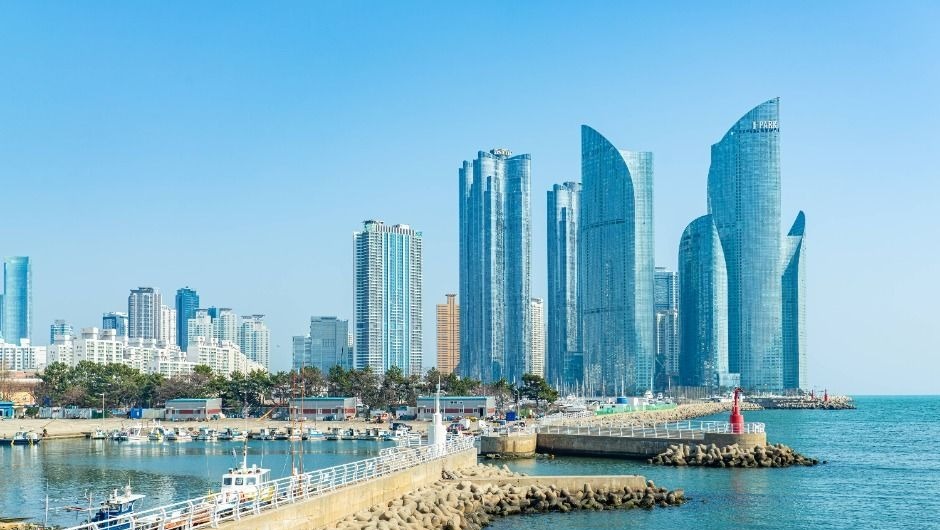 해운대 마린시티의 고층 리조트 타워들과 앞바다 방파제 풍경