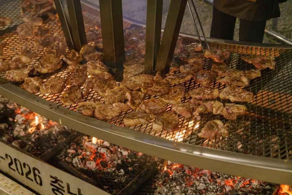 숯불 위 석쇠에서 고기가 구워지는 홍성글로벌바비큐페스티벌 요리 현장