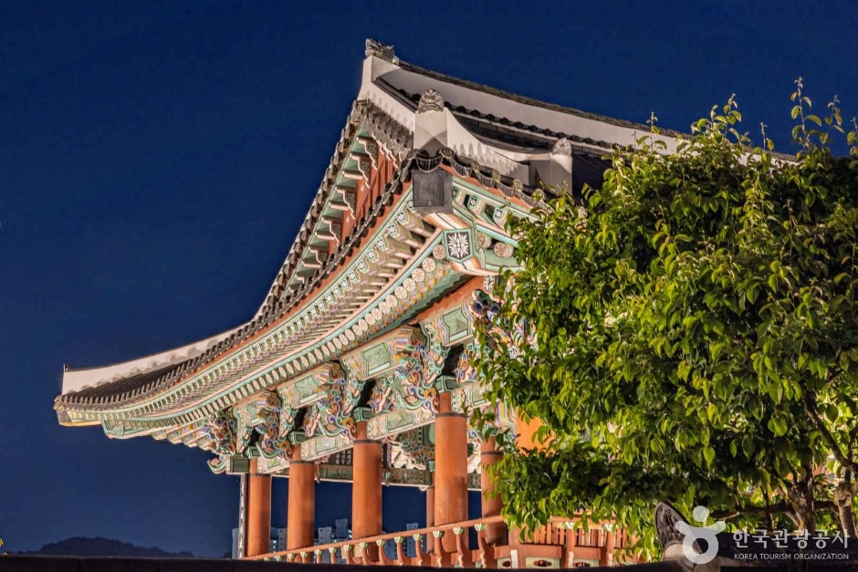 밤하늘을 배경으로 화려한 단청이 돋보이는 촉석루 처마