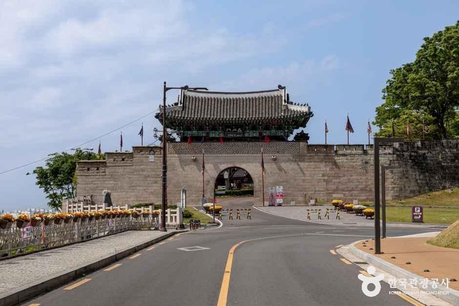 성곽과 누각으로 이루어진 진주성 정문의 낮 풍경