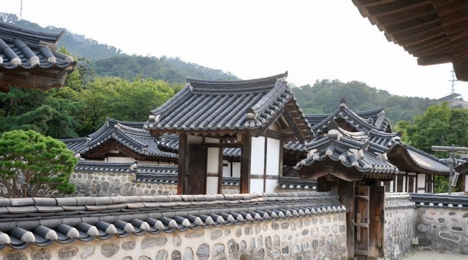 돌담과 기와지붕이 이어지는 남산골한옥마을
