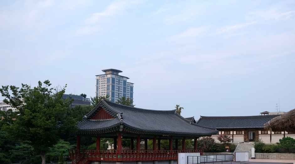 나무 기둥과 기와지붕이 보이는 남산골한옥마을 한옥 전경