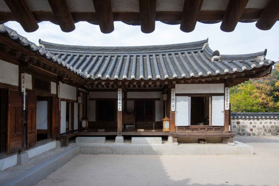 처마 아래에서 바라본 남산골한옥마을 한옥의 안채