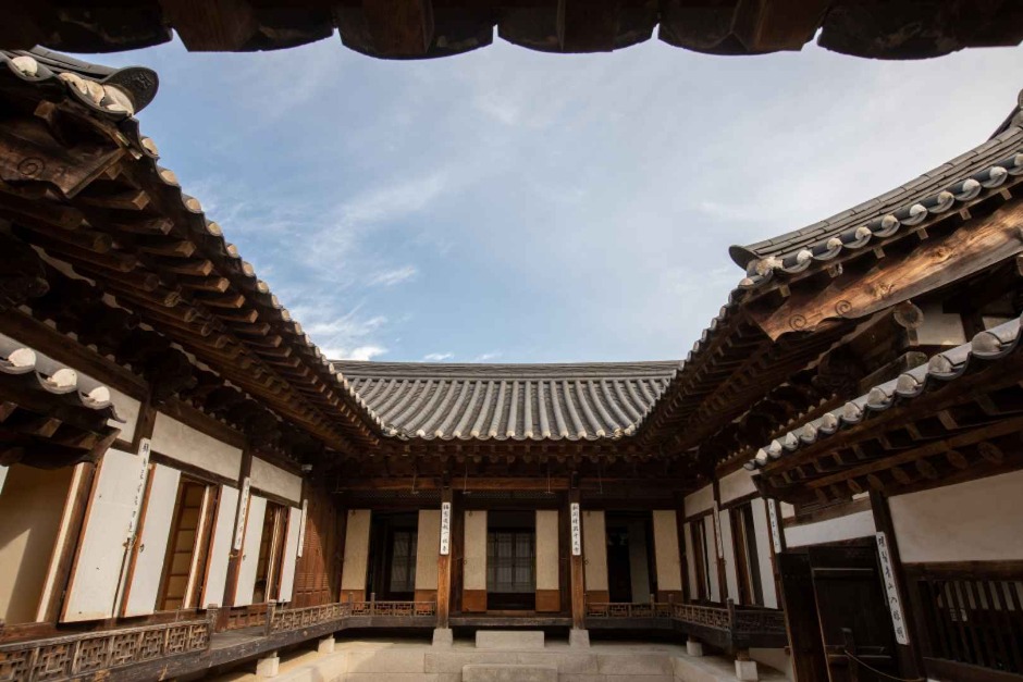 한옥 여러 채가 마주 보는 남산골한옥마을 안마당