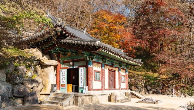 가을 토함산 숲과 바위 사이에 자리한 경주 석굴암 전각