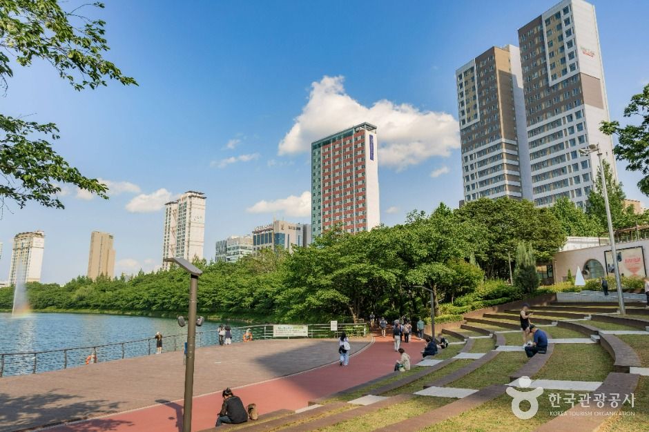 석촌호수 산책로와 주변 고층 빌딩
