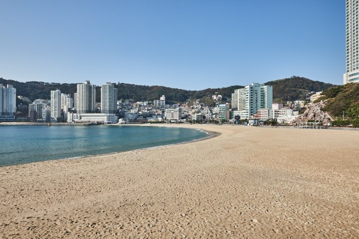 부산 송도해수욕장 모래사장과 해안선