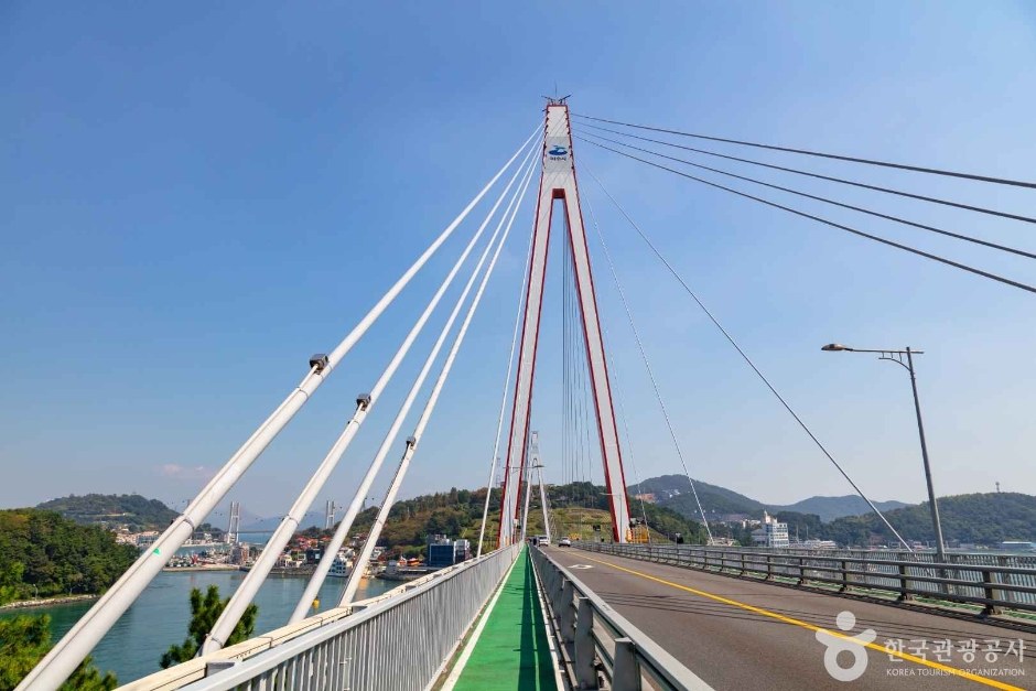 흰색 케이블로 지지된 돌산대교의 보행로와 푸른 하늘