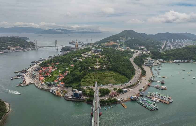 돌산공원과 해안 도로, 항구가 내려다보이는 여수 돌산읍 항공 전경